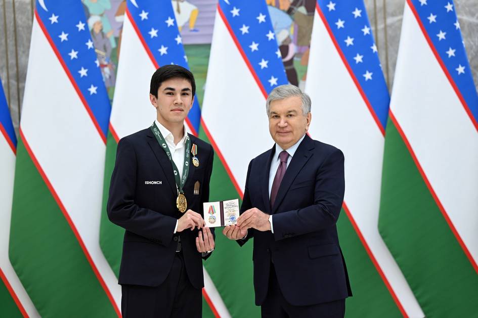 Prezident Javohir Sindorovga “Mehnat shuhrati” ordenini topshirdi